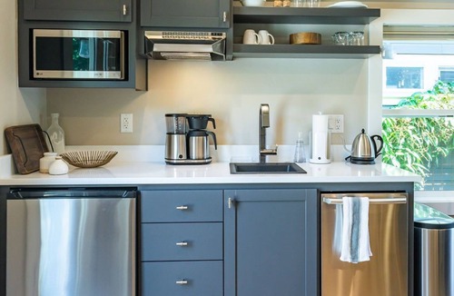 Historic Railroad District Cottage | Courtside Cottage - WalkScore 93 - Dog Friendly