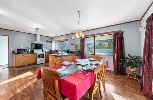 Waihi Beach Cottage | Courtside Quarters - Waihi Beach Holiday Home