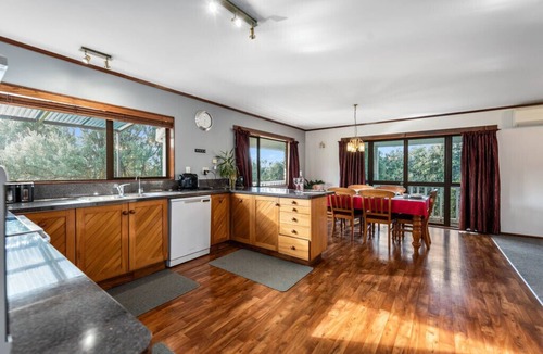 Waihi Beach Cottage | Courtside Quarters - Waihi Beach Holiday Home