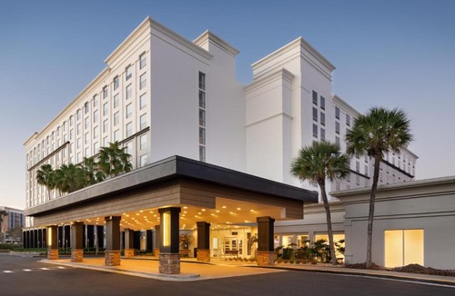 Florida Center Hotel | Courtyard by Marriott across Universal Orlando
