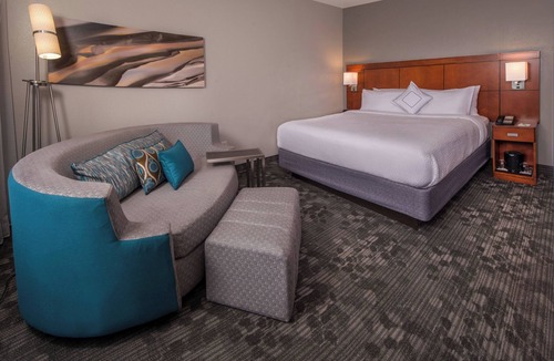 Potomac Falls Hotel | Courtyard by Marriott Dulles Town Center
