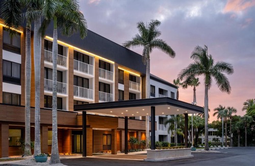 Central Naples Hotel | Courtyard by Marriott - Naples