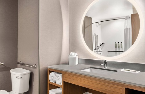 Brookfield Hotel | Courtyard by Marriott Milwaukee Brookfield at Poplar Creek