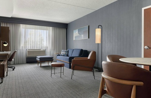 Farmingdale Hotel | Courtyard by Marriott Republic Aprt Long Island/Farmingdale