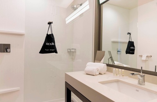 Waterloo Hotel | Courtyard by Marriott Waterloo Cedar Falls