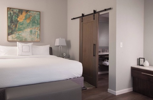 Downtown Charleston Hotel | Courtyard Charleston Waterfront by Marriott
