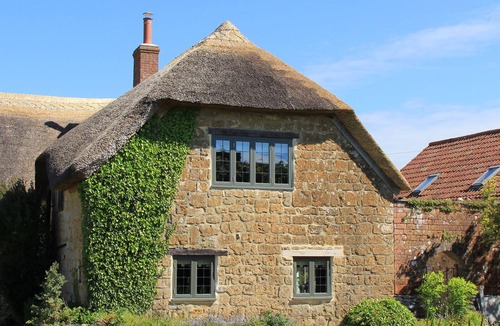 Horton Cottage | Courtyard Cottage Luxury Thatched Home Sleeps 4 (Pet Friendly) Near Gastro Pub