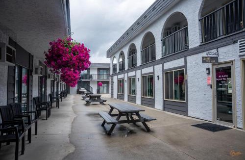 Vernon Cabin | Courtyard Inn Vernon