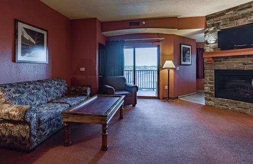 Wisconsin Dells Condo | COURTYARD. JACUZZI tub!!