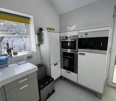 Harrogate Apartment | Courtyard Mews - 2 large en suite bedrooms, Garden - Harrogate Holiday Apartments