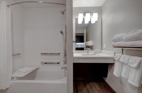 Richmond Heights Hotel | Courtyard St. Louis Brentwood