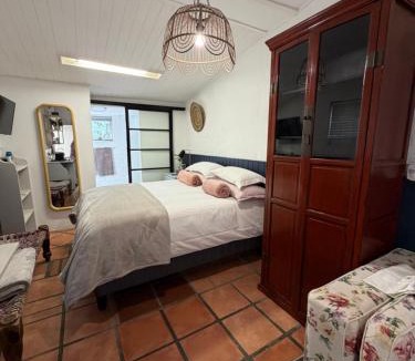 Stellenbosch Apartment | Courtyard Studio lights and wi fi during load shedding