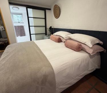 Stellenbosch Apartment | Courtyard Studio lights and wi fi during load shedding