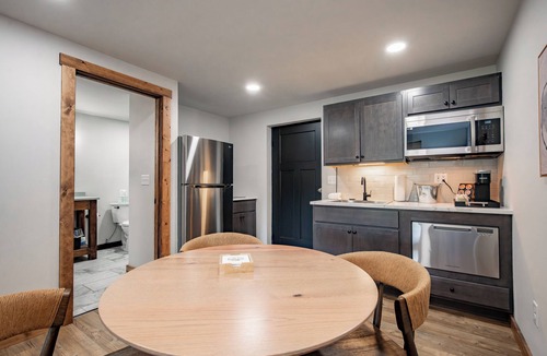 Thayerville Hotel | Cove Creek Lodge: 104 Poolside Executive King Suite