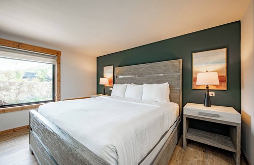 Thayerville Hotel | Cove Creek Lodge: 105 Poolside Executive King Suite