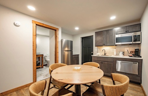 Thayerville Hotel | Cove Creek Lodge: 107 Lakeside Executive King Suite