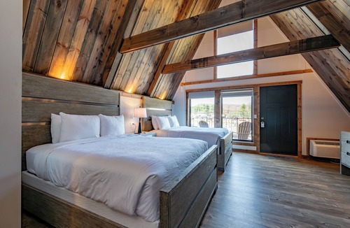 Thayerville Hotel | Cove Creek Lodge: 201 Poolside Double Queen Fireplace Room