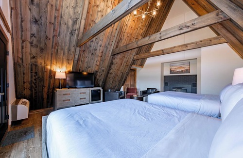 Thayerville Hotel | Cove Creek Lodge: 204 Poolside Double Queen Fireplace Room