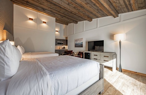 Thayerville Hotel | Cove Creek Lodge: 216 Lakeside Double Queen Room