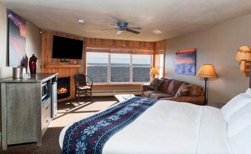 Beaver Bay Resort | Cove Point Lodge