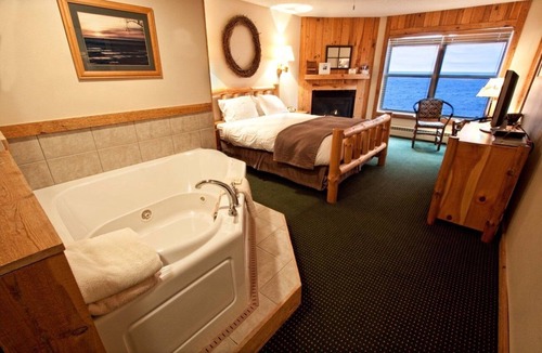 Beaver Bay Hotel | Cove Point Lodge