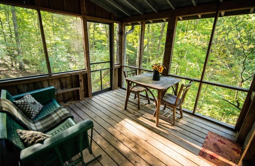 Helmsburg Cabin | Covered Bridge Cabin | Hot Tub, Fireplace & Near Nashville 2BR, 2.5BA
