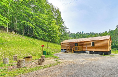 Campton Cabin | Covered Deck & Hot Tub: Cozy Retreat in Campton!