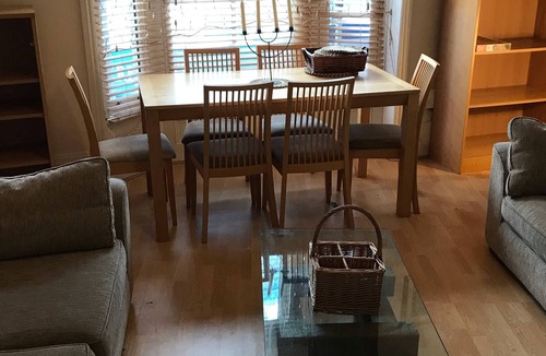 Cowes Apartment | COWES HIGH STREET - 2-6 GUESTS - LOVELY Light Spacious 2 BED FLAT Nr Yacht Haven