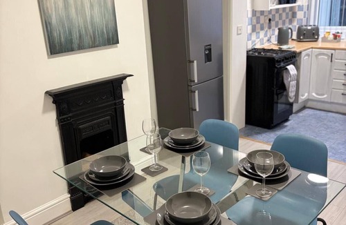 Wolverhampton House | Cozee 2-bed nr New Cross Hospital