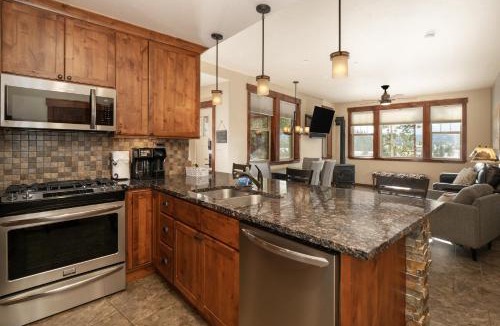 Fraser Apartment | Cozens Pointe E 102 condo