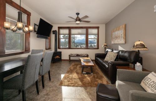 Fraser Apartment | Cozens Pointe E 102 condo