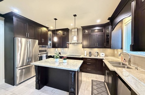 Burnaby House | Cozey/Modern Burnaby home | Central to metro Vancouver | Family friendly!