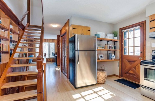 Kimberley Ski Chalet | Coziest Fall Getaway: Hot Tub, Sauna, Firepit, Skiing- Beaver Valley Ski: 10 Min