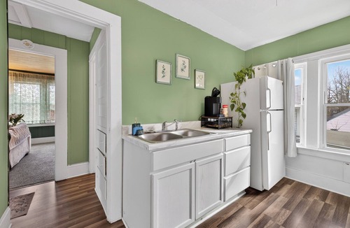 Liverpool Apartment | Cozy 1 bd apt-make you feel like home in the village of Liverpool