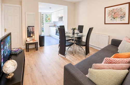 Brownswood Apartment | Cozy 1-BDR Finsbury Park Apt with mini Garden, Paid Parking near Emirates Stadium & Islington by Staylio London