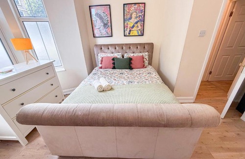 Brownswood Apartment | Cozy 1-BDR Finsbury Park Apt with mini Garden, Paid Parking near Emirates Stadium & Islington by Staylio London
