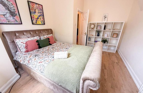 Brownswood Apartment | Cozy 1-BDR Finsbury Park Apt with mini Garden, Paid Parking near Emirates Stadium & Islington by Staylio London