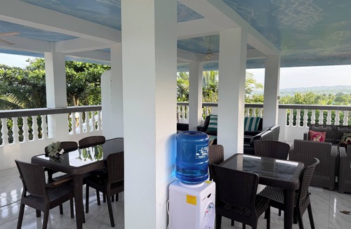 San Remigio Bed & Breakfast | Cozy 1 Bed & Bath with Ac/Wifi/Karaoke and free use of Kitchen amenities