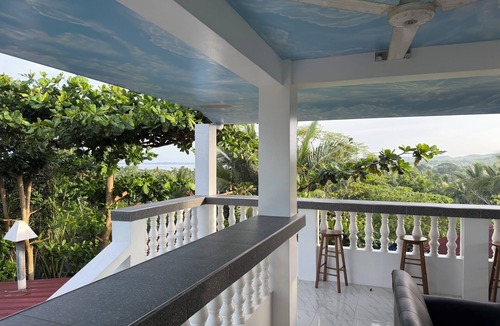 San Remigio Bed & Breakfast | Cozy 1 Bed & Bath with Ac/Wifi/Karaoke and free use of Kitchen amenities