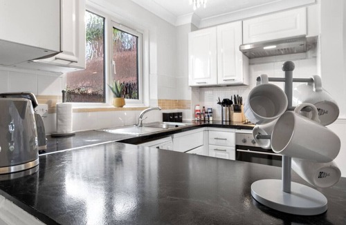Watford House | Cozy 1-Bed Near Harry Potter Studios, Free-Parking