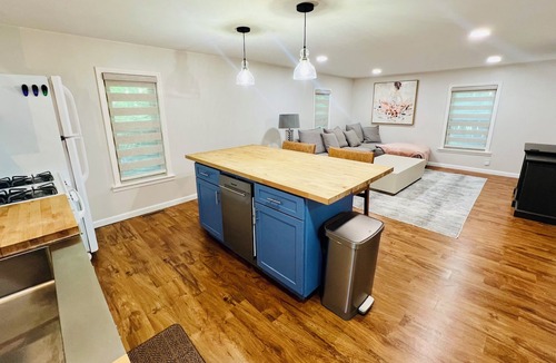 Broadview Heights Cottage | Cozy 1-bedroom cottage in nice Broadview Heights with A/C and free parking