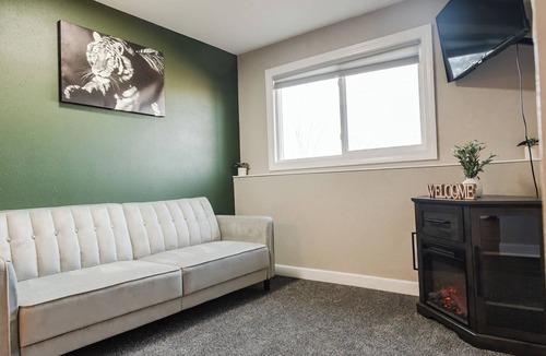Leland Apartment | Cozy 1-bedroom apartment with Private Hot-tub & Pool table