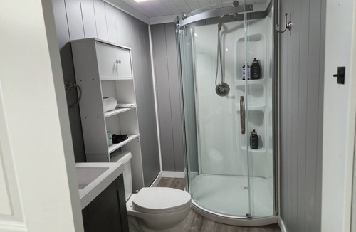 Leland Apartment | Cozy 1-bedroom apartment with Private Hot-tub & Pool table
