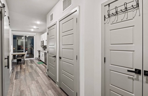 West End Apartment | Cozy 1-bedroom apartment in midtown Nashville with fitness room, pool and WiFi