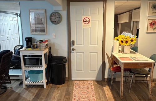 Portsmouth Bed & Breakfast | Cozy 1-bedroom bed & breakfast with fireplace and AC, located in Portsmouth, RI