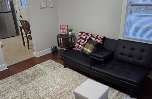 Springfield House | Cozy 1-bedroom building in terrific Springfield with AC