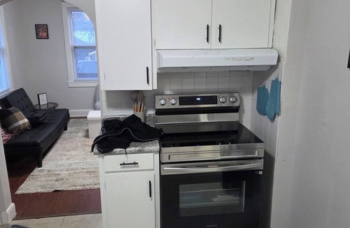 Springfield House | Cozy 1-bedroom building in terrific Springfield with AC