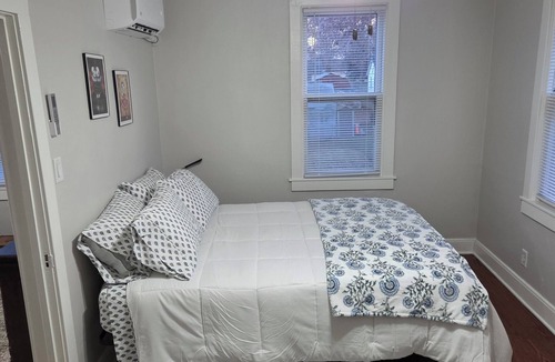 Springfield House | Cozy 1-bedroom building in terrific Springfield with AC