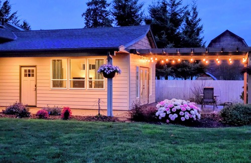 Meadow Glade Apartment | Cozy 1-bedroom cottage with private entrance in charming Battle Ground