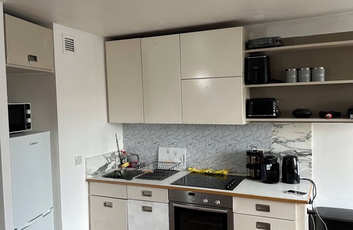 Lewisham Apartment | Cozy 1-bedroom condo in charming London with WiFi, gym, pool and free parking
